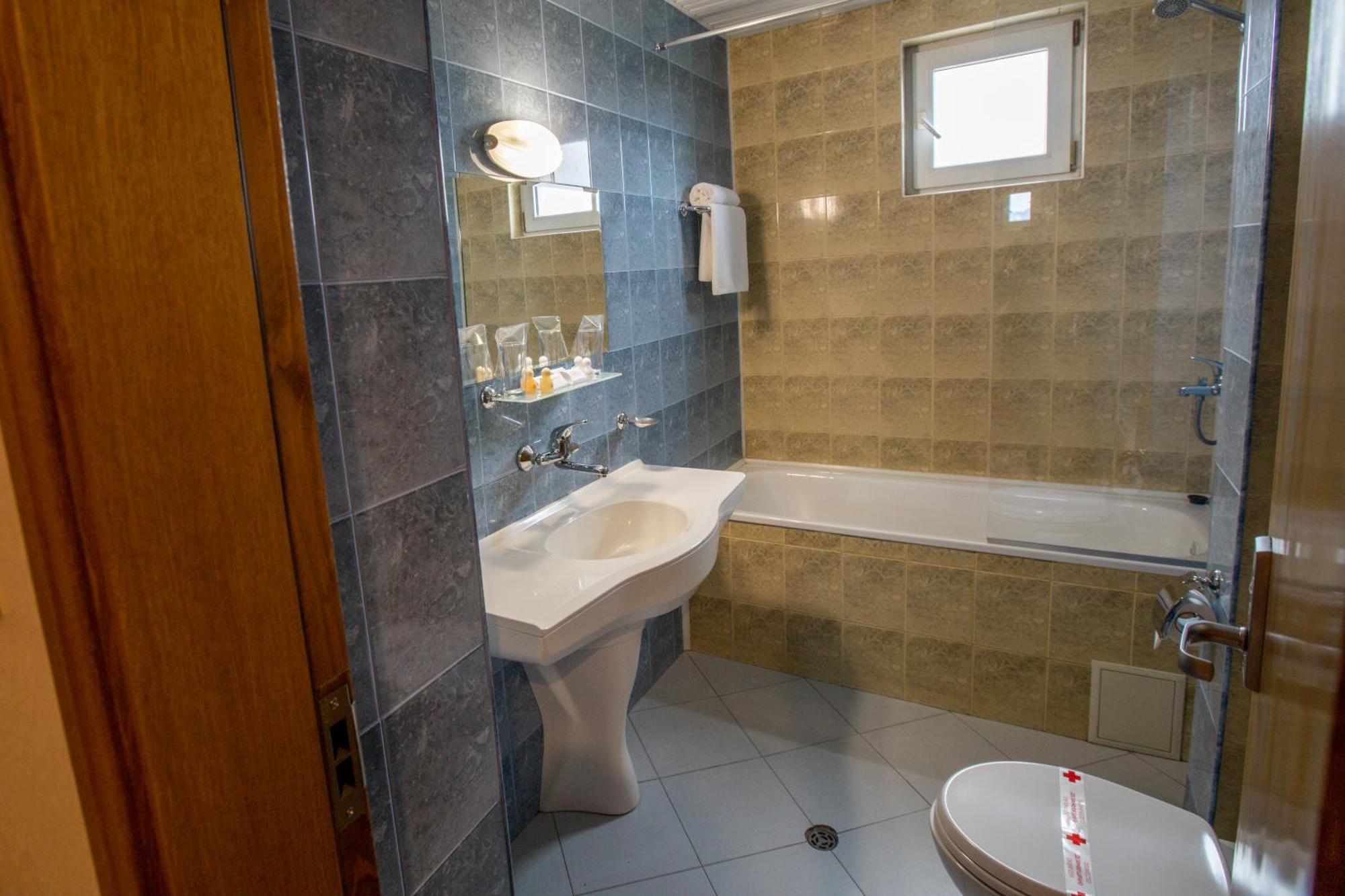 Terra Europe Brontes Hotel Targovishte  Ngoại thất bức ảnh