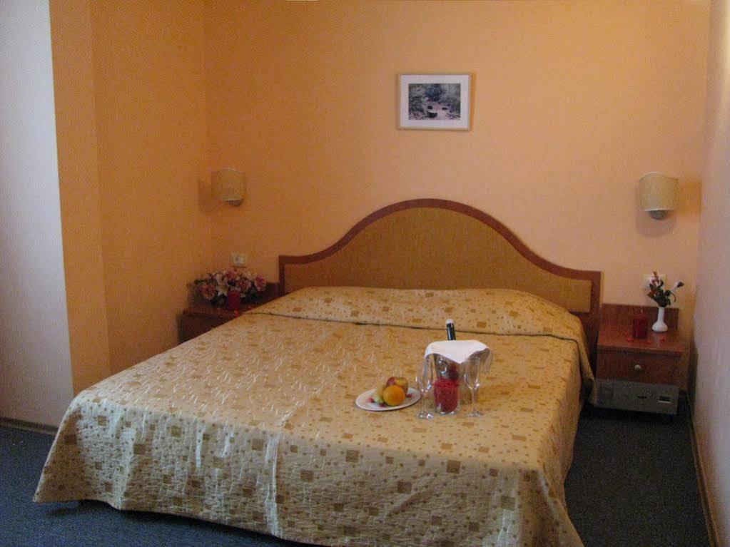 Terra Europe Brontes Hotel Targovishte  Ngoại thất bức ảnh