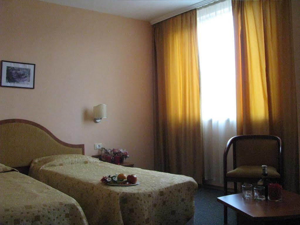 Terra Europe Brontes Hotel Targovishte  Ngoại thất bức ảnh