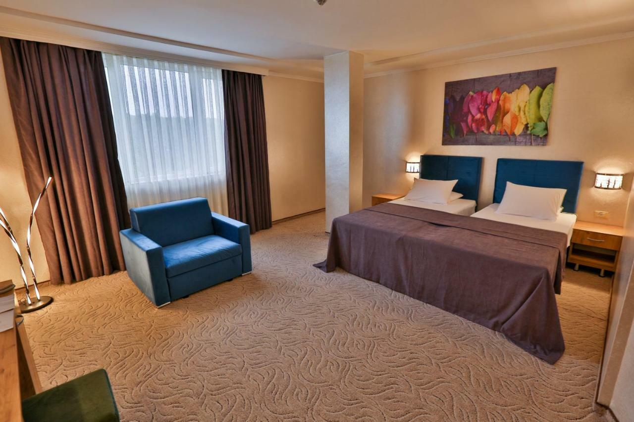 Terra Europe Brontes Hotel Targovishte  Ngoại thất bức ảnh