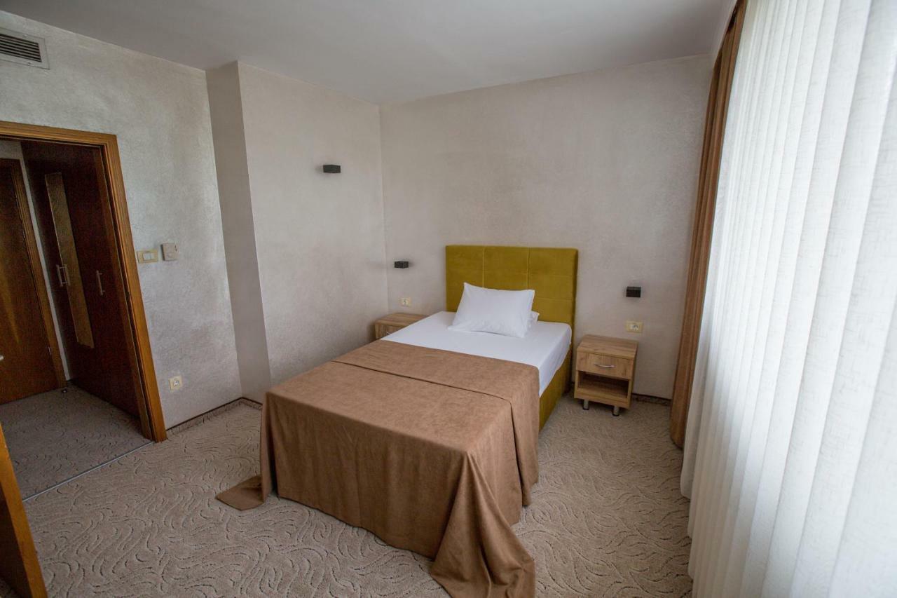 Terra Europe Brontes Hotel Targovishte  Ngoại thất bức ảnh